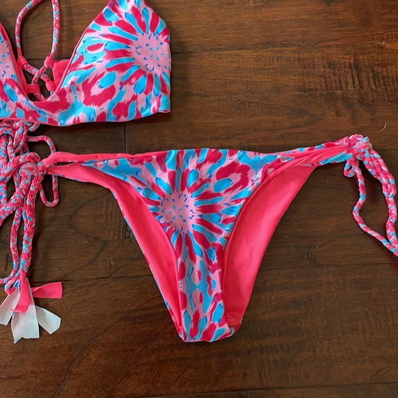 Bikini - Picture 3 of 4